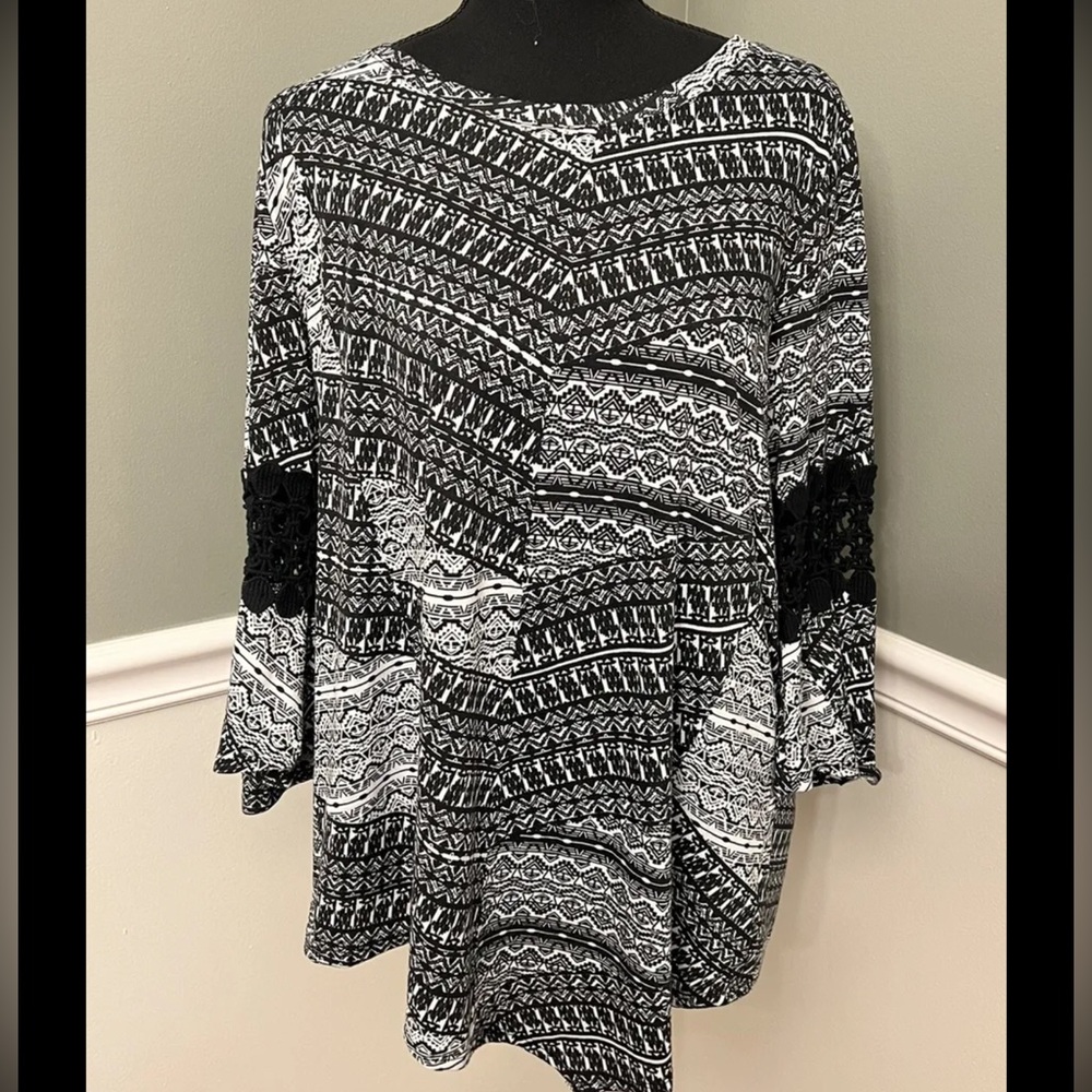 NY Collection Shirt With 3/4 Sleeves And Cutouts/Lace On The Arms Size Large